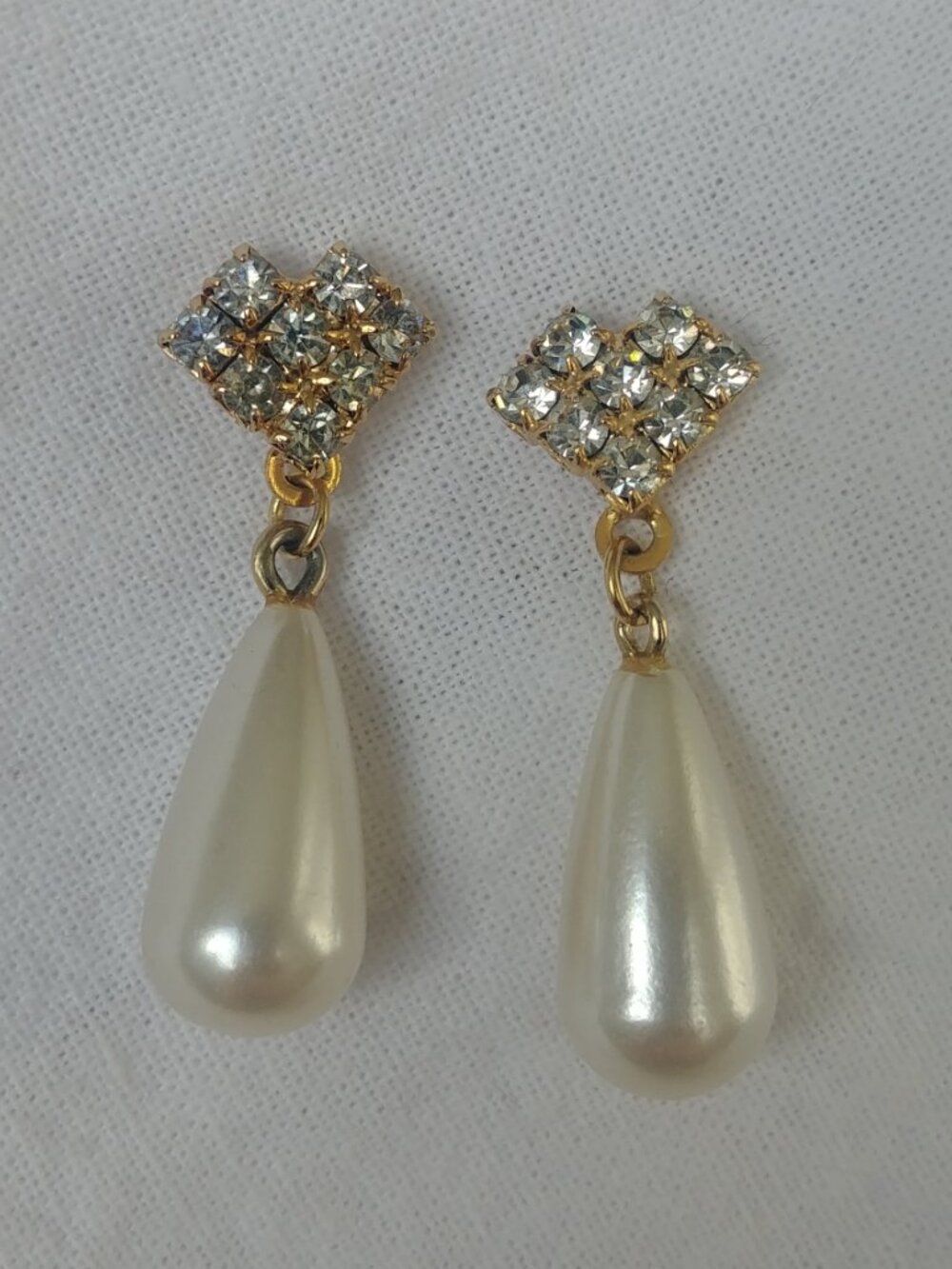 Vintage gold tone crystal long pearl drop dangle earrings